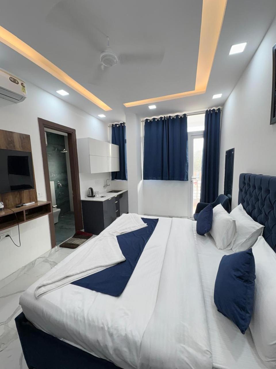Pacific Inn Eco Central Gurgáon Exteriér fotografie
